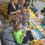 Na sofie siedzą dziewczynki