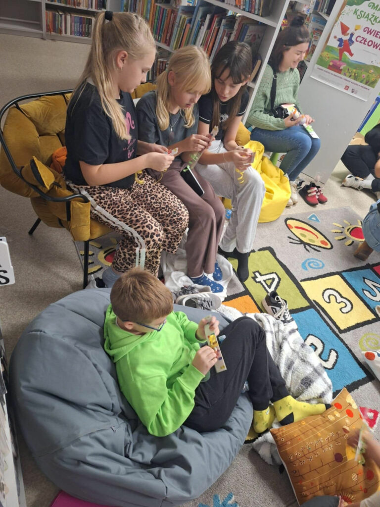 Na sofie siedzą dziewczynki