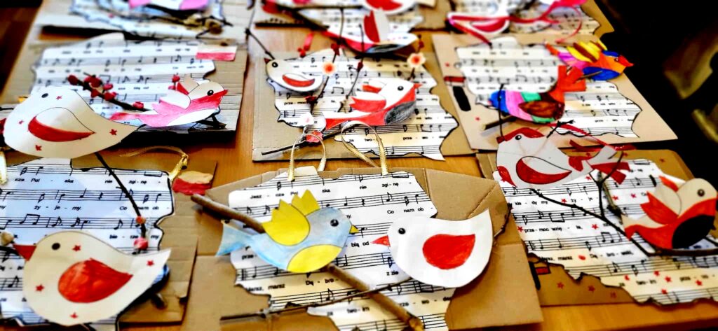 Na zdjęciu widać prace wykonane przez dzieci. Są to patriotyczne proporczyki.