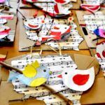 Na zdjęciu widać prace wykonane przez dzieci. Są to patriotyczne proporczyki.