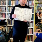 na zdjęciu widać mężczyznę trzymającego książkę