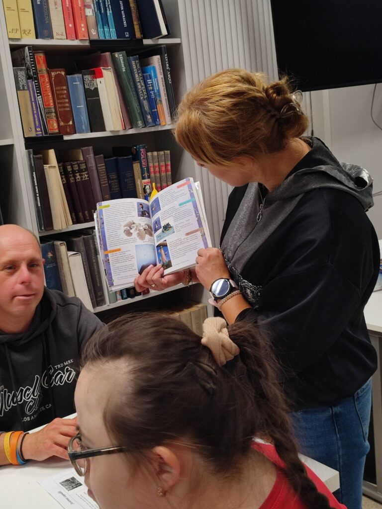 Jesienny jeżyk w bibliotece