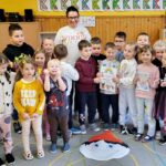 na zdjęciu widać stojące dzieci w wieku przedszkolnym w sali przedszkolnej