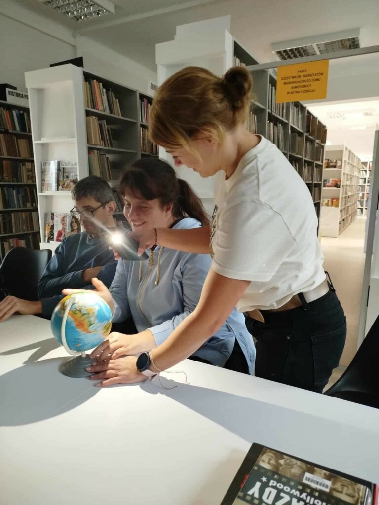 Spotkanie podopiecznych ŚDS w bibliotece