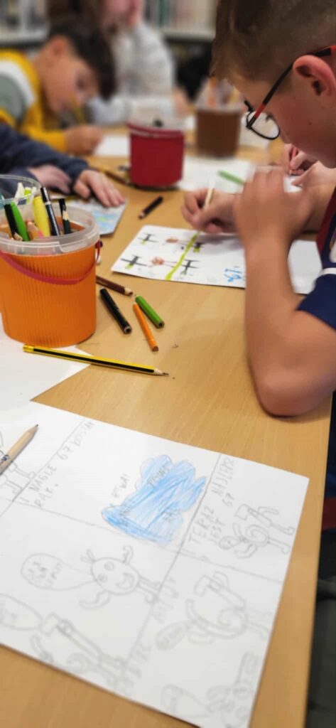 na zdjęciu widać rysunek oraz malującego chłopca