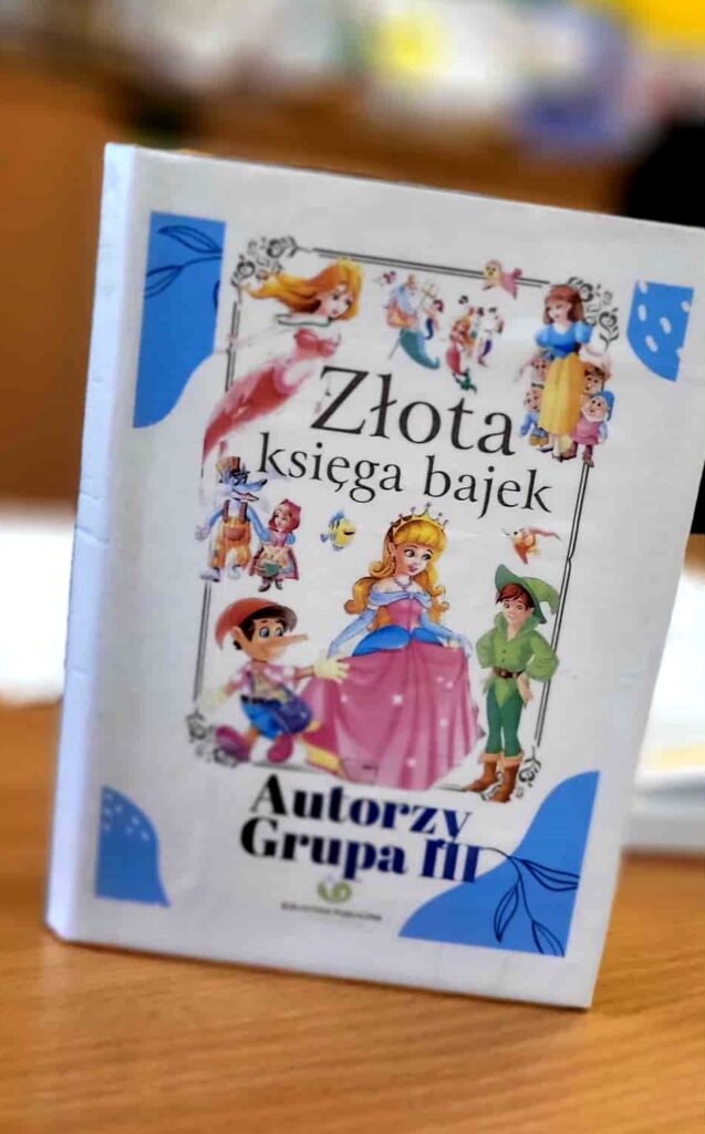 na zdjęciu widać okładkę książki książki pod tytułem Złota księga bajek