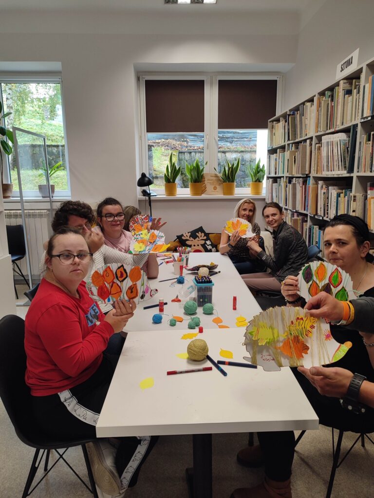 Jesienny jeżyk w bibliotece