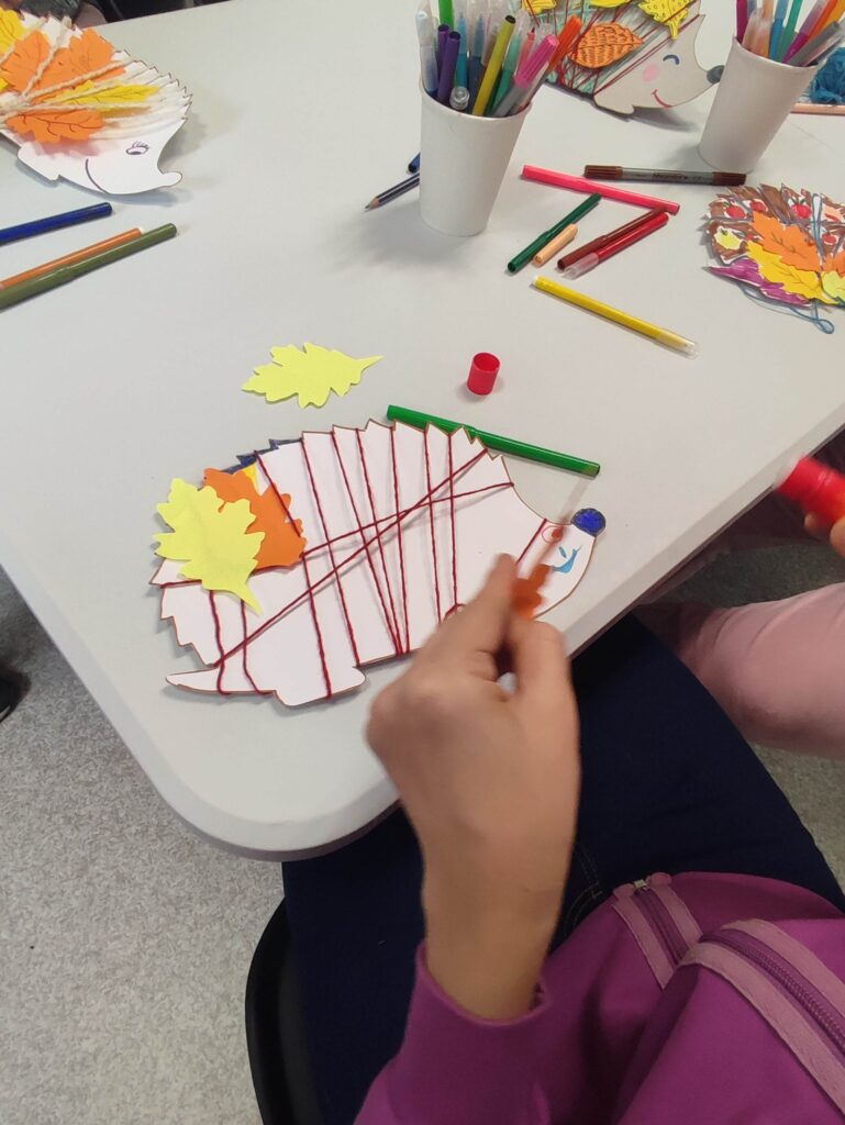 Jesienny jeżyk w bibliotece