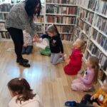 na zdjęciu widać dzieci siedzące na podłodze