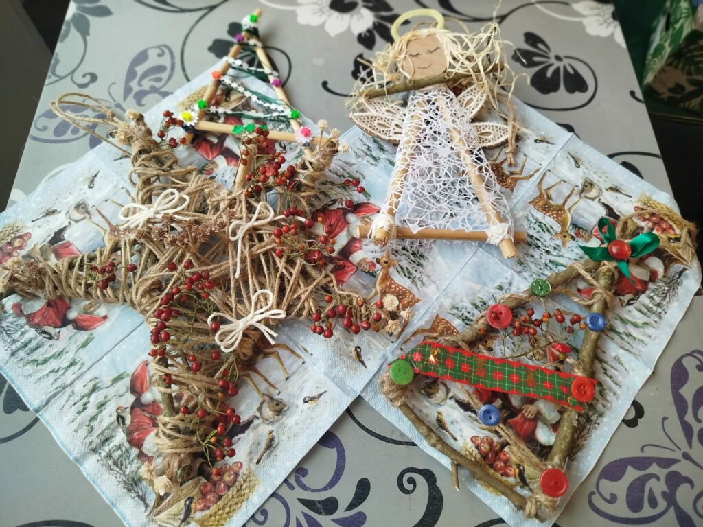 zdjęcie przedstawia dekoracje świąteczne aniołka, choinkę i gwiazdę.