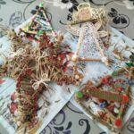 zdjęcie przedstawia dekoracje świąteczne aniołka, choinkę i gwiazdę.