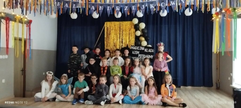 W sali uczestnicy balu andrzejkowego. w tyle za nimi granatowa ściana