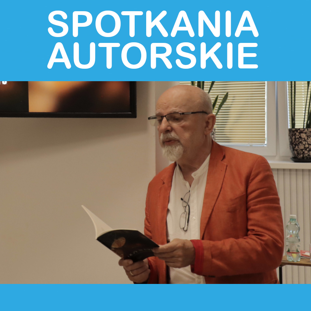 na zdjęciu Witold kaliński poeta w białej koszulce i rudej marynarce. w ręku trzyma książkę z wierszami.