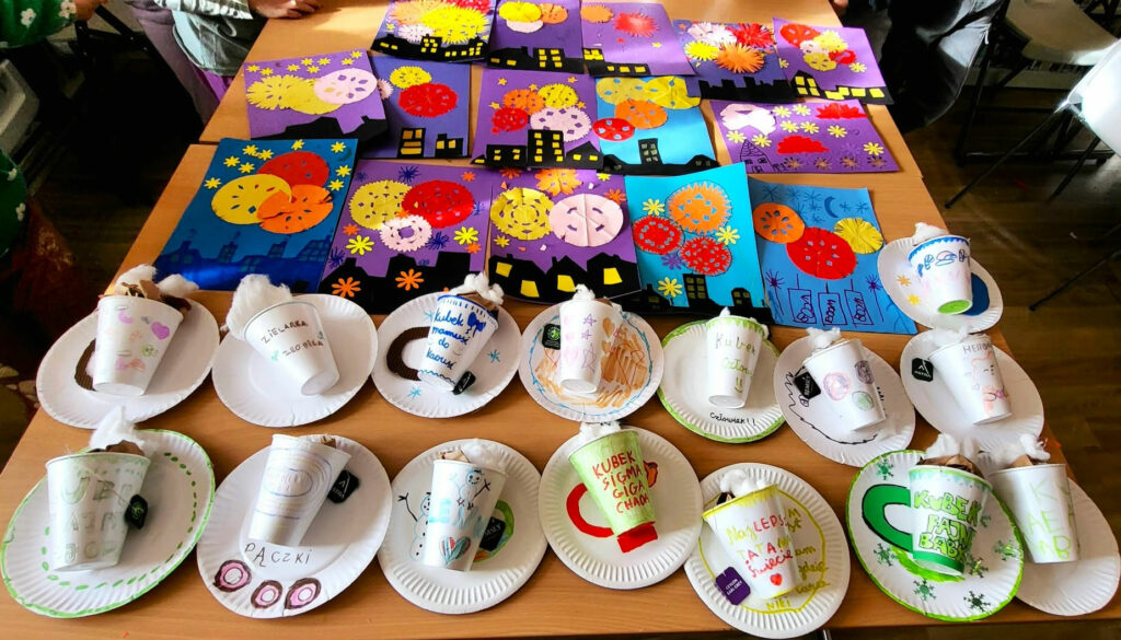 na zdjęciu widać prace plastyczne wykonane przez dzieci