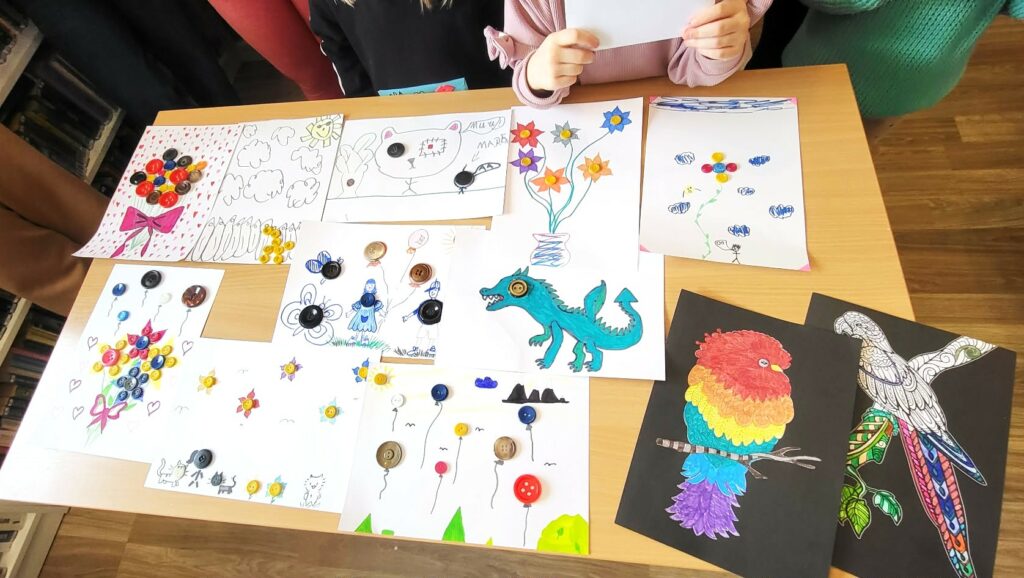 na zdjęciu widać prace wykonane przez dzieci