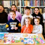 na zdjęciu widać dzieci w sali bibliotecznej na tle regału