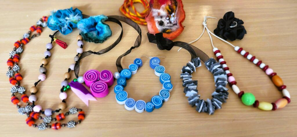 na zdjęciu widać kolorowe korale