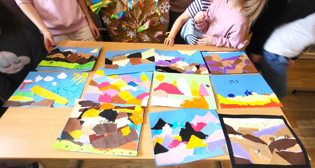 na zdjęciu widać poukładane na stole wykonane przez dzieci prace plastyczne