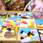 na zdjęciu widać poukładane na stole wykonane przez dzieci prace plastyczne