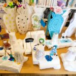 na zdjęciu widać parce plastyczne wykonane przez dzieci