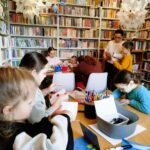 na zdjęciu widać dzieci w sali bibliotecznej