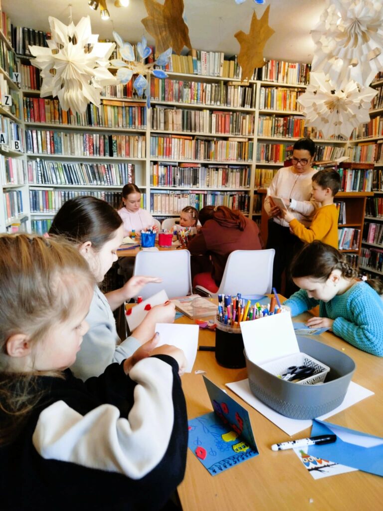 na zdjęciu widać dzieci w sali bibliotecznej