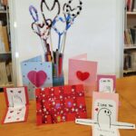 Na zdjęciu różowe i czaerwone kartki walentynkowe z serduszkami