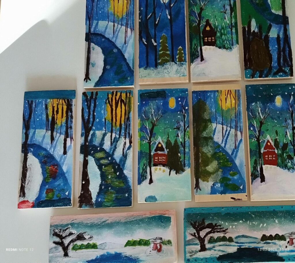 Zdjęcie prezentuja pejzaże prace plastyczne wykonane przez dzieci.