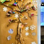 na zdjęciu widać instalacje plastyczną na której znajduje sie drzewo i ptaszki wykonane z papieru