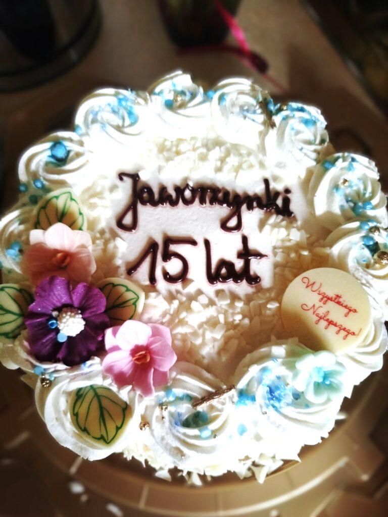 na zdjęciu widać tort z napisem Jaworzynki 15 lat