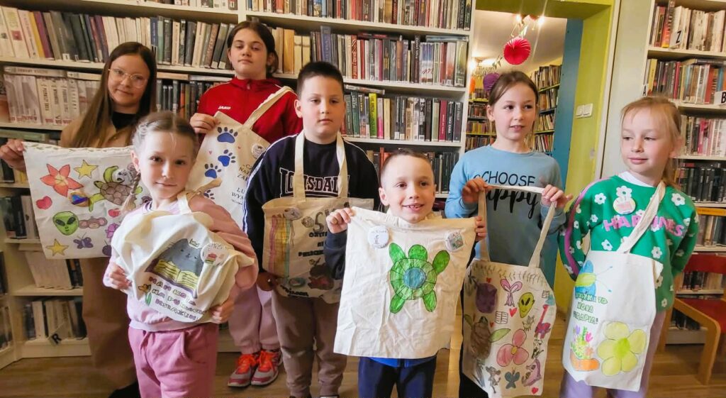 na zdjęciu widać dzieci z eco-torabami przez siebie wykonanymi