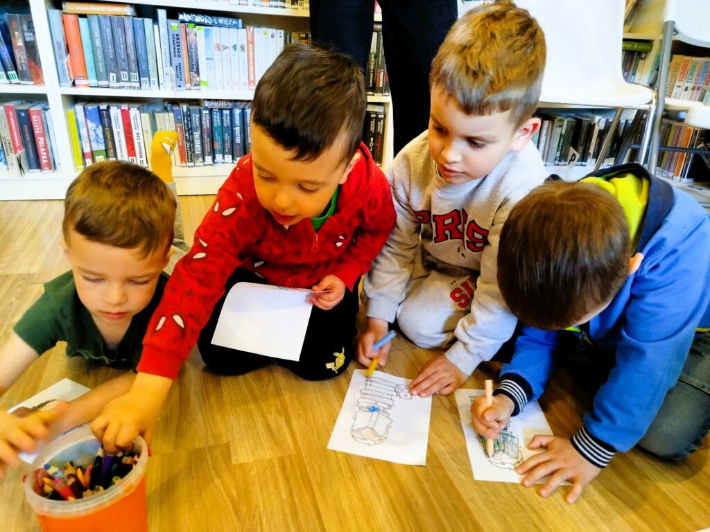 na zdjęciu widać kolorujące dzieci