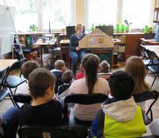 Już ponad setka uczniów ze Szkoły Podstawowej nr 2 uczestniczyła w spotkaniu z magicznym teatrzykiem kamishibai