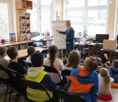 Już ponad setka uczniów ze Szkoły Podstawowej nr 2 uczestniczyła w spotkaniu z magicznym teatrzykiem kamishibai