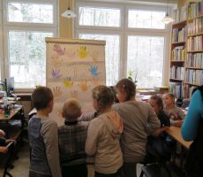 Już ponad setka uczniów ze Szkoły Podstawowej nr 2 uczestniczyła w spotkaniu z magicznym teatrzykiem kamishibai