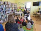 Dzieci z ochronki w bibliotece w Tyliczu