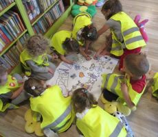 PRZEDSZKOLAKI W BIBLIOTECE NA CZARNYM POTOKU