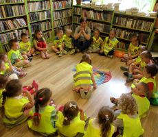 PRZEDSZKOLAKI W BIBLIOTECE NA CZARNYM POTOKU