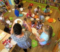 Kolorowe Wakacje w bibliotece na Czarnym Potoku.