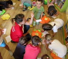 Pierwszy tydzień Kolorowych wakacji w Bibliotece na Czarnym Potoku.