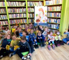 Jesienne spotkanie przedszkolaków w Bibliotece na Czarnym Potoku