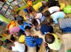 Jesienne spotkanie przedszkolaków w Bibliotece na Czarnym Potoku