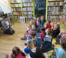 Przedszkolaki w Bibliotece na Czarnym Potoku
