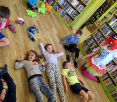 Cyrkowa sobota z wyobraźnią w filii na Czarnym Potoku