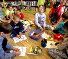 Cyrkowa sobota z wyobraźnią w filii na Czarnym Potoku