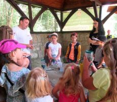 Dzieci z Czarnego Potoku filtrują wodę