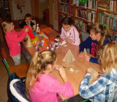 „Przygoda na świątecznym drzewku”