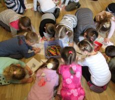 Przedszkolaki z wizytą w bibliotece na Czarnym Potoku