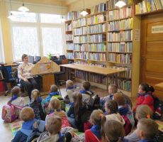 Dzieci z Polnej koło Grybowa na zajęciach w bibliotece