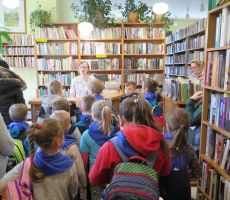 Dzieci z Polnej koło Grybowa na zajęciach w bibliotece